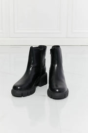 MMShoes What It Takes Lug Sole Chelsea Boots in Black - Fashionmj