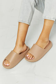 NOOK JOI In My Comfort Zone Slides in Beige - Fashionmj