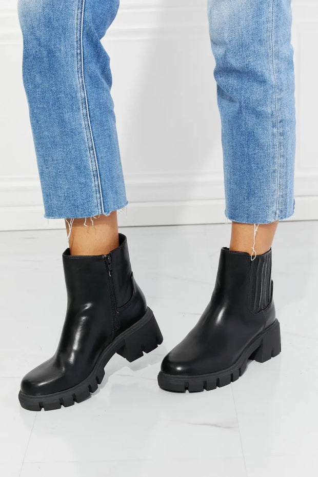 MMShoes What It Takes Lug Sole Chelsea Boots in Black - Fashionmj